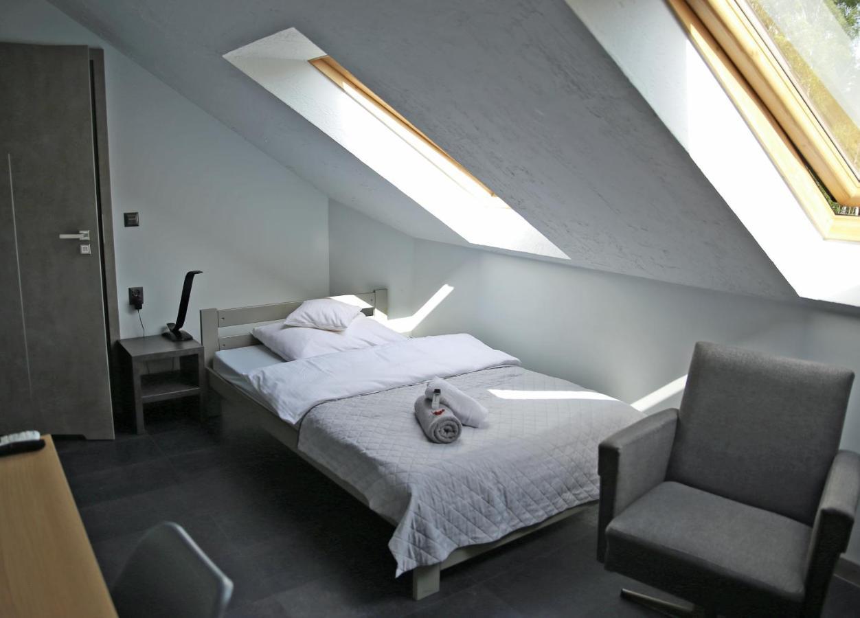Villa Reza à Bełchatów Extérieur photo